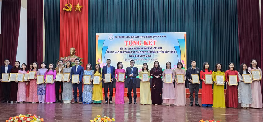 Bà Lê Thị Hương - Giám đốc Sở GD&ĐT và ông Mai Huy Phương - Phó Giám đốc Sở trao chứng nhận cho các giáo viên. 