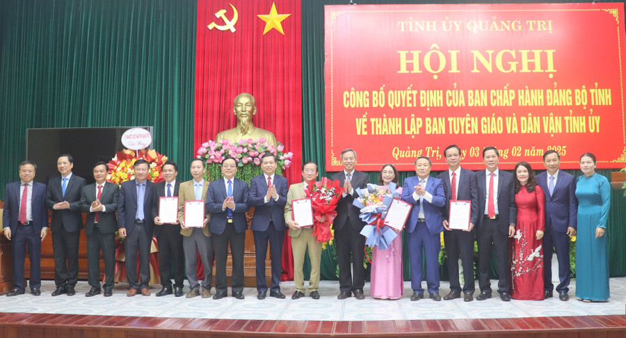 Ông Nguyễn Long Hải, Bí thư Tỉnh ủy Quảng Trị trao quyết định bổ nhiệm cán bộ.