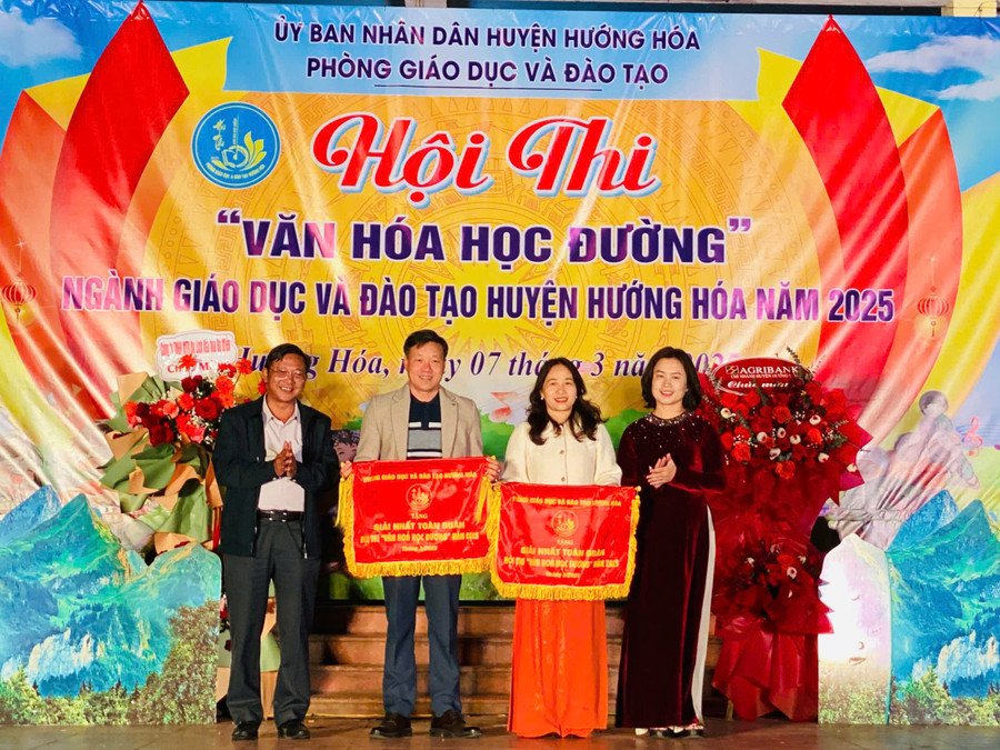 Bà Nguyễn Thị Thanh Nga, Trưởng Phòng GD&ĐT huyện Hướng Hóa (Quảng Trị) trao cờ cho các đơn vị tham gia.