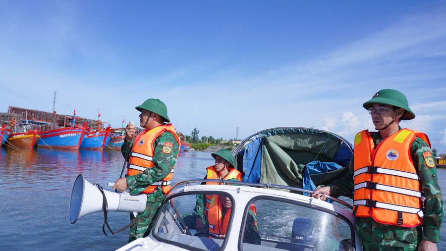Bộ đội Biên phòng tuyên truyền bà con ngư dân neo đậu tàu thuyền chắc chắn trước khi bão đổ bộ. 91a478a26730ef6eb621.jpg