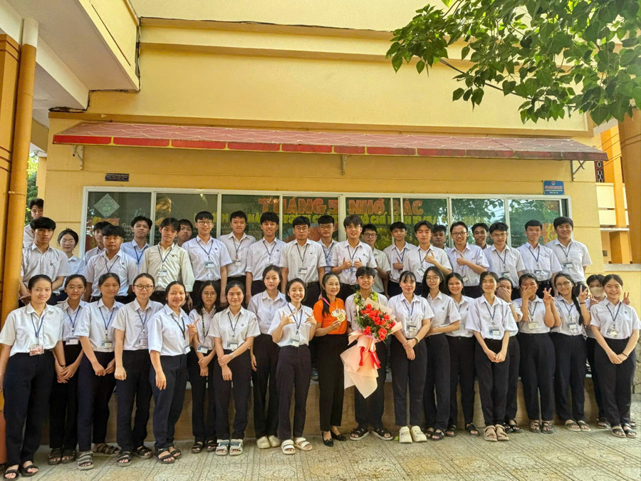 Tập thể lớp 12A1 luôn đoàn kết và có nhiều cá nhân học giỏi. 9d1e2cdee55f53010a4e.jpg