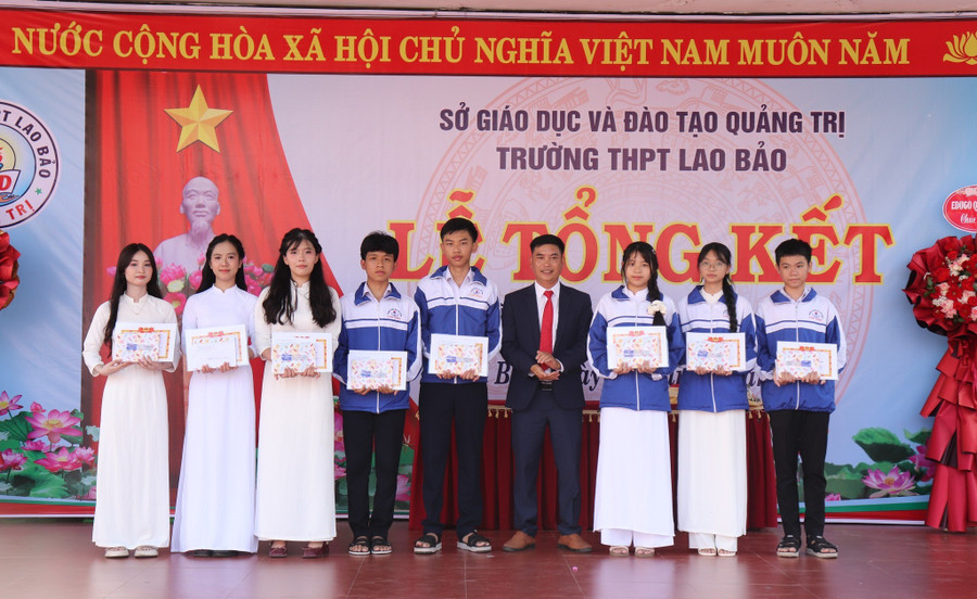 Ông Lê Văn Hiếu - Hiệu trưởng Trường THPT Lao Bảo khen thưởng học sinh đạt thành tích cao trong năm học.