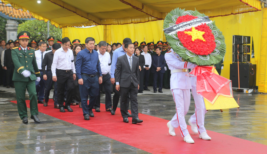 Lãnh đạo tỉnh Quảng Trị dâng hoa, dâng hương viếng các liệt sĩ. truy-dieu-hai-cot-3.jpg