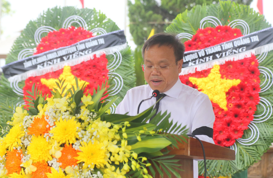 Ông Lê Đức Tiến, Phó Chủ tịch UBND tỉnh Quảng Trị đọc diễn văn truy điệu. truy-dieu-hai-cot-4.jpg