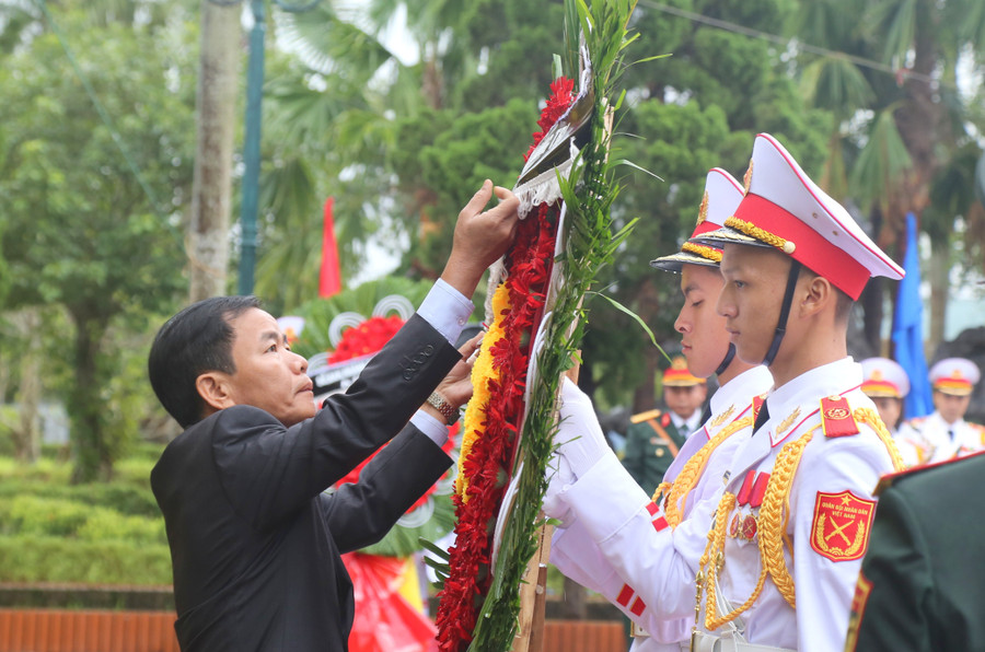Ông Nguyễn Văn Phương, Bí thư Tỉnh uỷ Quảng Trị thành kính tri ân các liệt sĩ. truy-dieu-hai-cot-2.jpg