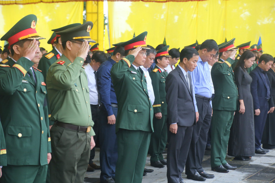 Lãnh đạo: Cục Chính sách - Xã hội (Tổng Cục Chính trị), Quân Khu 4, tỉnh Quảng Trị, cùng cán bộ, Nhân dân tham dự buổi Lễ dành phút mặc niệm tri ân những hy sinh cao cả của các Anh hùng liệt sĩ. truy-dieu-hai-cot-5.jpg