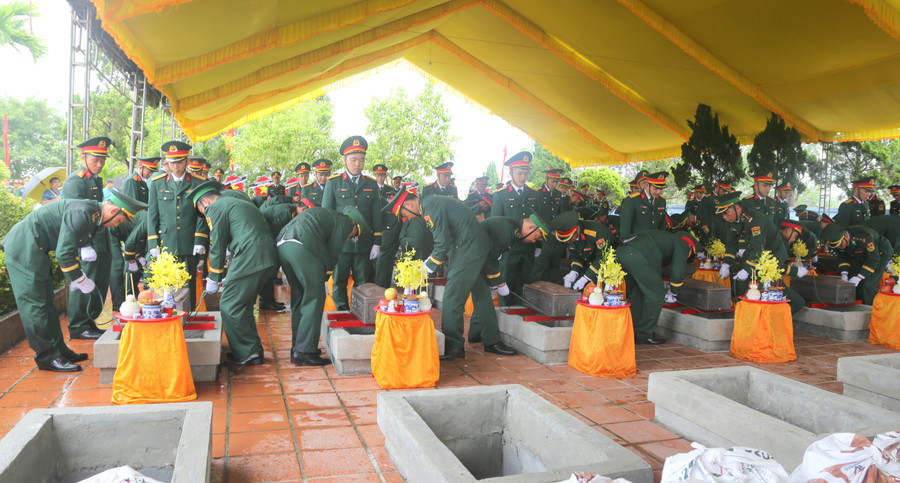 Nghĩa trang Liệt sĩ phường Quảng Trị - ngôi nhà chung vĩnh hằng của hơn 700 Anh hùng Liệt sĩ từ khắp mọi miền Tổ quốc. truy-dieu-hai-cot-8.jpg