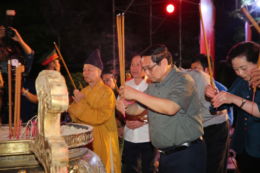 Thủ tướng thành kính dâng hương tri ân các liệt sĩ. c582fa2a9f3d16634f2c.jpg
