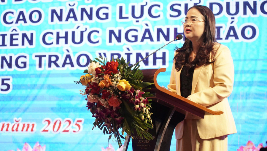 Bà Lê Thị Hương - Giám đốc Sở GD&ĐT Quảng Trị khẳng định tầm quan trọng của việc chuyển đổi số.