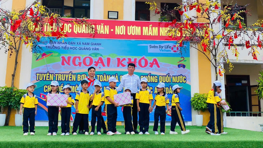 Học sinh được tặng nhiều phần quà ý nghĩa. b1770f01d1265c780537.jpg