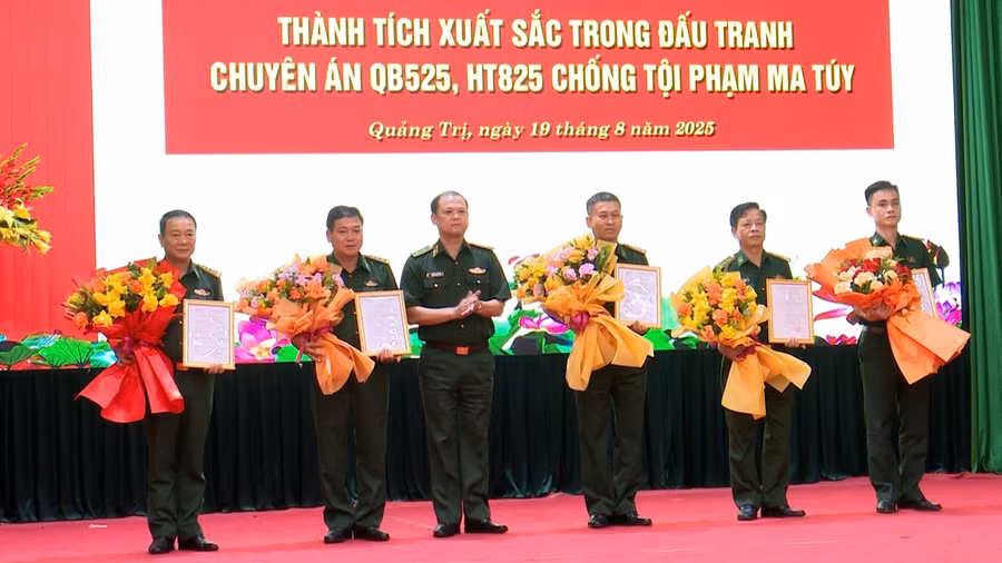 Trung tướng Nguyễn Anh Tuấn, Bí thư Đảng ủy, Chính ủy Bộ đội Biên phòng trao thưởng cho các lực lượng tham gia đấu tranh thành công 2 Chuyên án QB525 và HT825. 