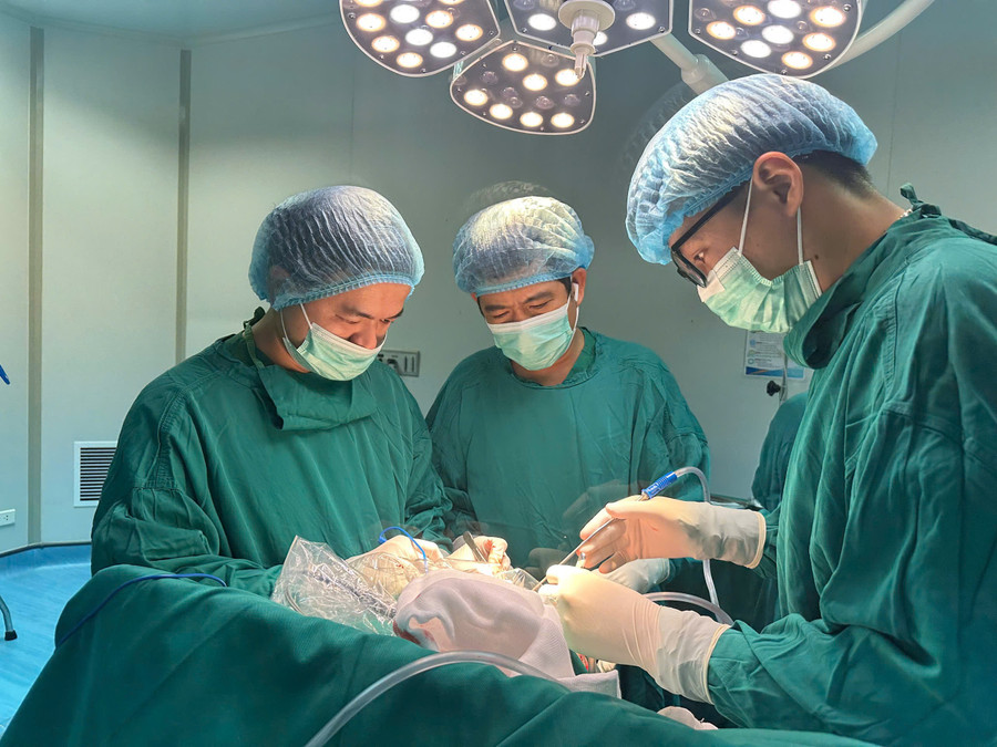 Bác sĩ thực hiện ca phẫu thuật phức tạp để giành lại sự sống cho bệnh nhân.