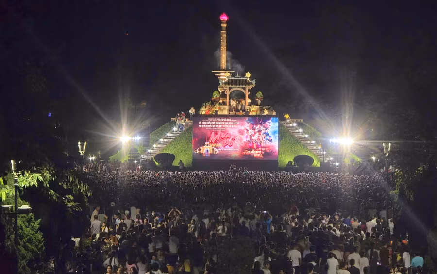 Hàng nghìn người dân ngồi kín khuôn viên Thành cổ Quảng Trị xem phim Mưa đỏ.