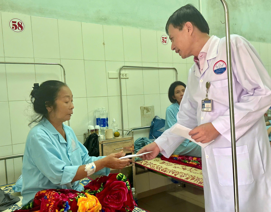 Lãnh đạo bệnh viện thăm hỏi, giải thích sự cố cho bệnh nhân.