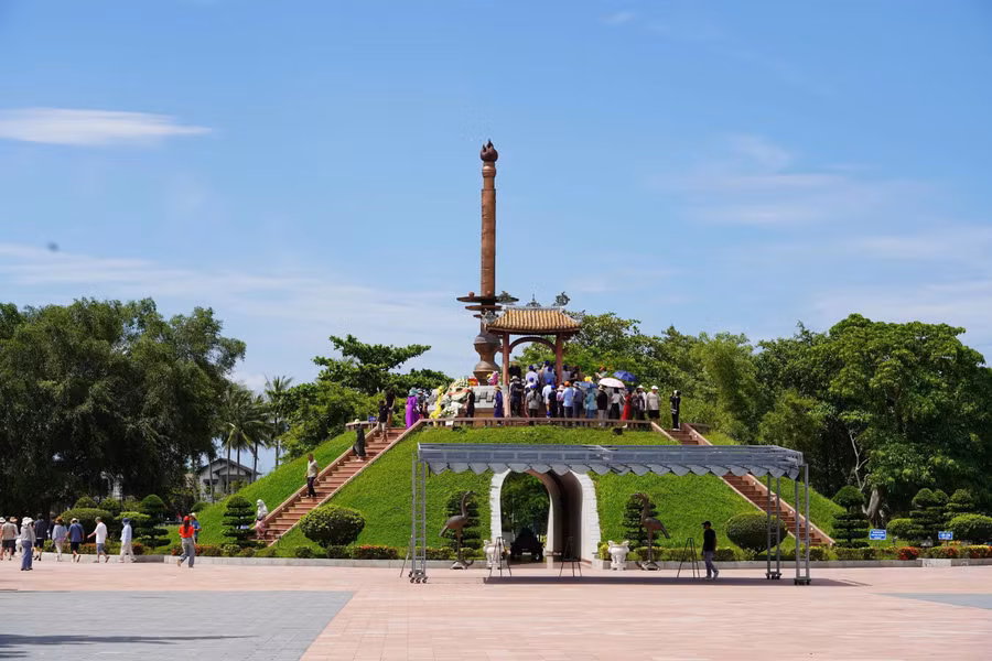 Nhân dân trên cả nước trở về Thành cổ Quảng Trị tri ân liệt sĩ.