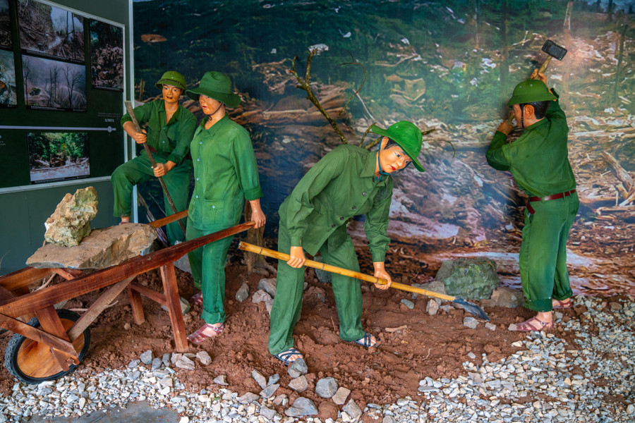 Khu trưng bày dụng cụ thi công mở đường 20 Quyết Thắng. 7-khu-trung-bay-dung-cu-thi-cong-mo-duong-20-quyet-thang.jpg