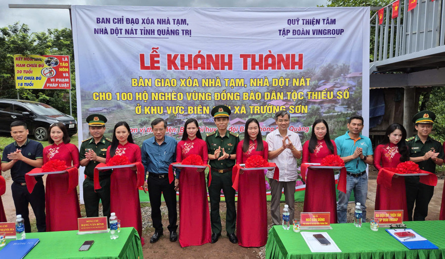 Ban Chỉ huy BĐBP tỉnh Quảng Trị phối hợp nhà tài trợ khánh thành, bàn giao 100 căn nhà cho người dân.