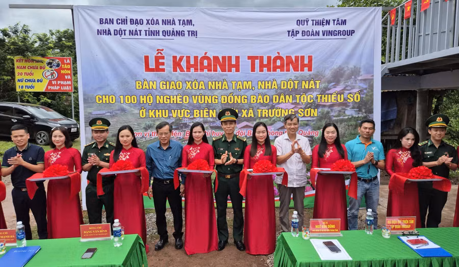 Ban Chỉ huy BĐBP tỉnh Quảng Trị phối hợp nhà tài trợ khánh thành, bàn giao 100 căn nhà cho người dân.