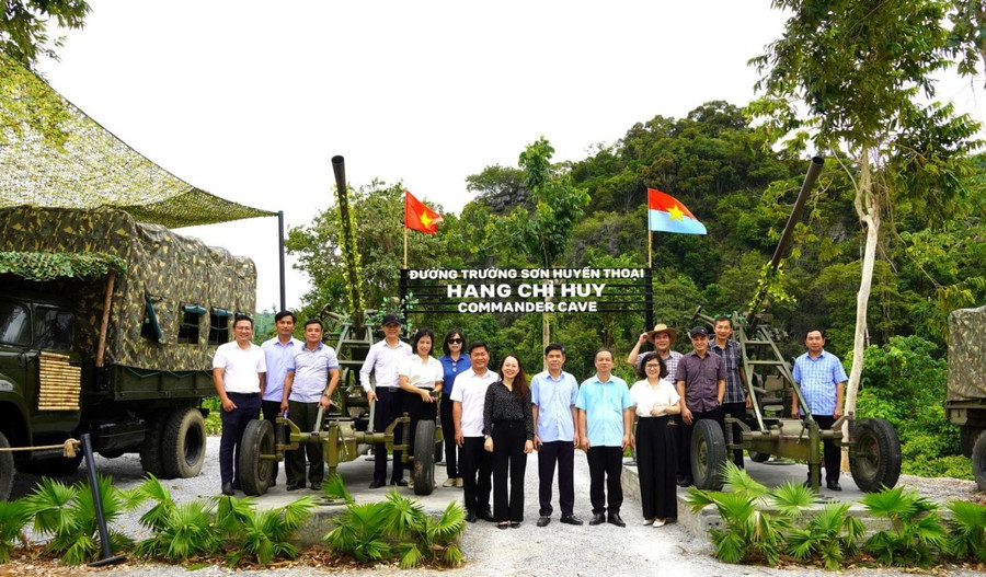 Cổng vào Khu du lịch sinh thái “Đường Trường Sơn huyền thoại - Hang Chỉ huy". 1-cong-vao-khu-du-lich-sinh-thai-duong-truong-son-huyen-thoai-hang-chi-huy.jpg