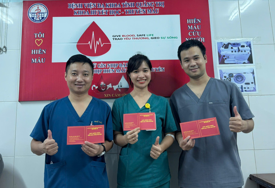 Hai bác sĩ và một điều dưỡng kịp thời hiến máu để cứu bệnh nhân. (Ảnh: BV Quảng Trị) bac-si-hien-mau-2.jpg