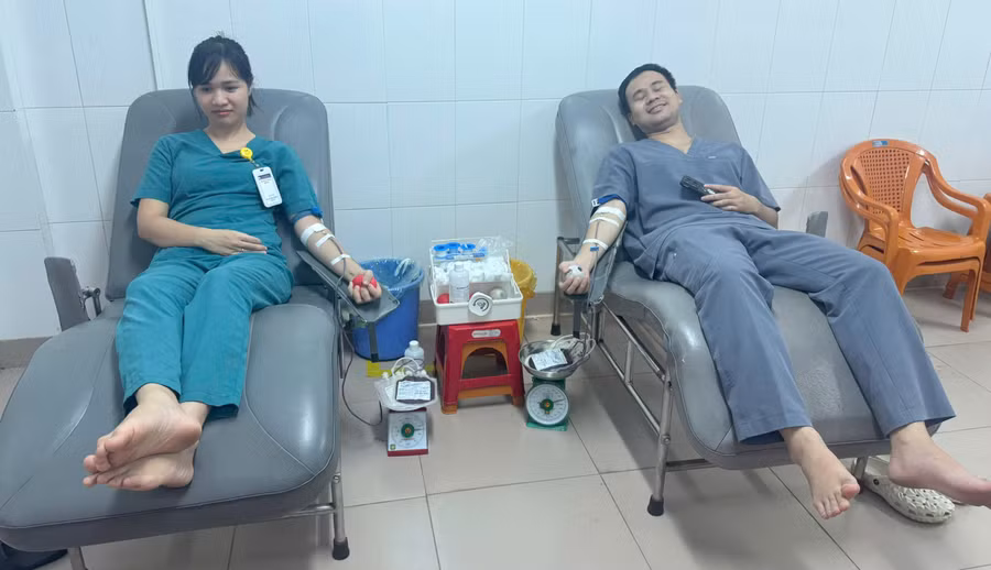 Bác sĩ hiến máu để cứu người bệnh qua cơn nguy kịch.