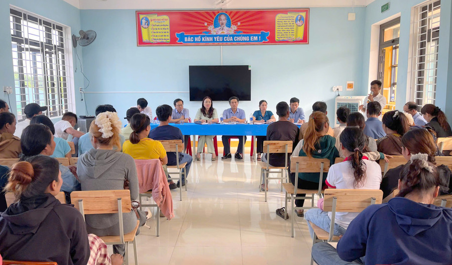 Lãnh đạo Sở GD&ĐT và đại diện chính quyền địa phương đã gặp gỡ phụ huynh để làm rõ lý do, có hướng giải quyết sau vụ việc 75 học sinh không đến trường. truong-kim-thuy-1.jpg