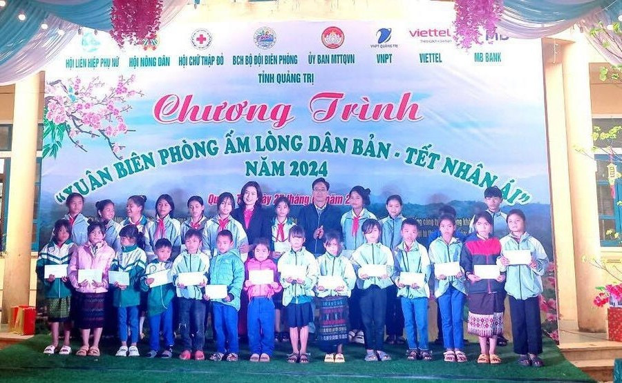 Báo GD&TĐ kết nối tặng quà đến học sinh xã Ba Tầng, huyện Hướng Hóa. tang-qua-tet.jpg