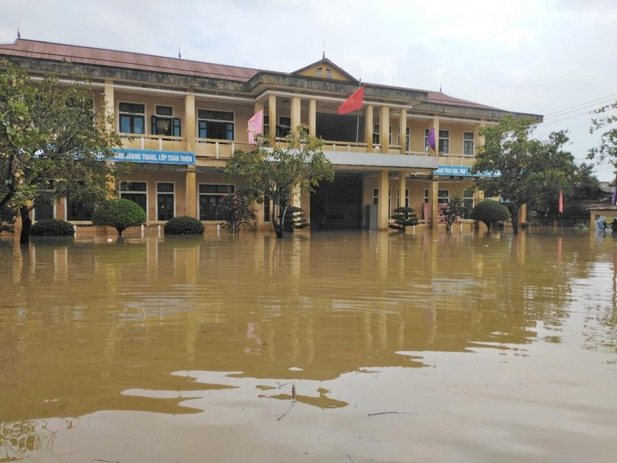 Trường TH&THCS Hải Hòa (xã Nam Hải Lăng) nằm ở vùng thấp trũng nên thường bị ngập. (Ảnh minh họa)