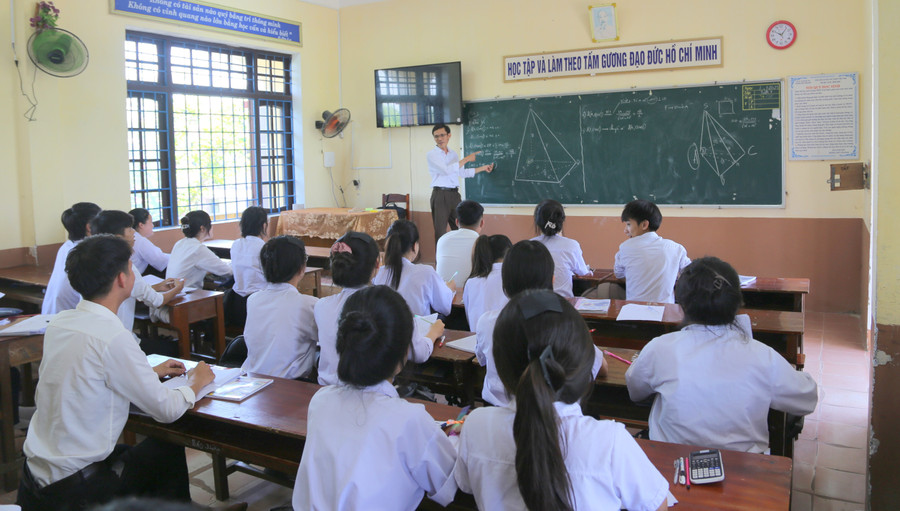 Thầy, cô các trường THPT ở Quảng Trị tăng tốc ôn tập cho học sinh khối 12.