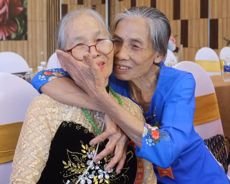 Các thầy cô “đi B” xúc động gặp lại đồng nghiệp.