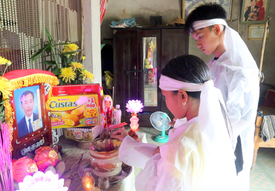 Mỗi ngày, hai anh em đều lặng lẽ đến bên bàn thờ ba mà khóc. hoan-canh-3.jpg