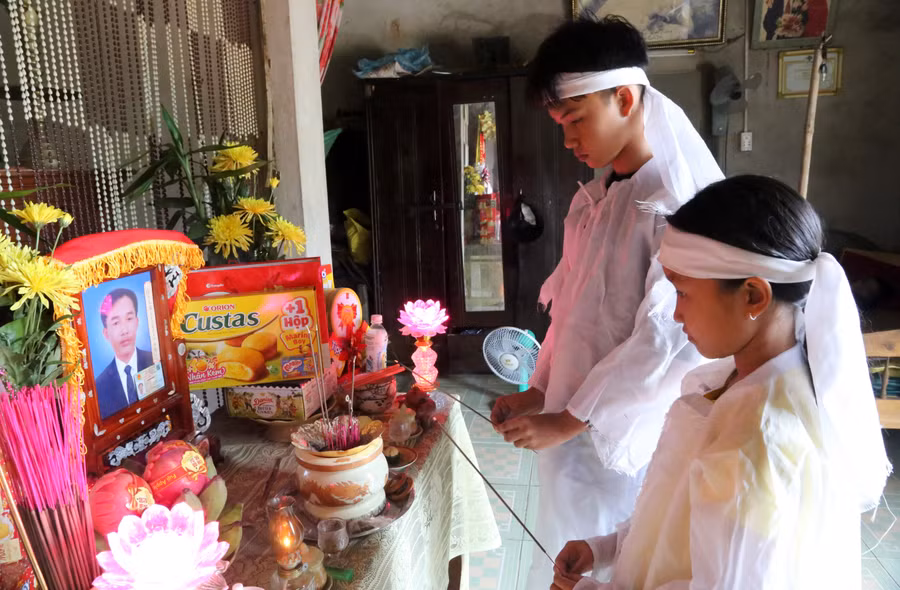 Hai anh em Phong thắp hương cho ba khẩn cầu: "Ba ơi, xin hãy trở về với con"