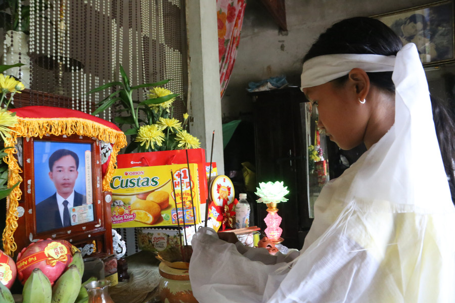 Cháu Võ Thị Phương Lan thắp hương cho ba mà lòng nghẹn ngào. hoan-canh-5.jpg