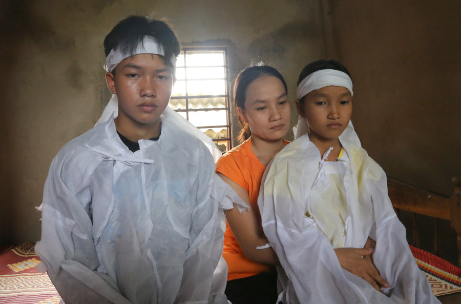 Chồng mất, ba mẹ con chị Thương chìm trong tuyệt vọng. hoan-canh-6.jpg