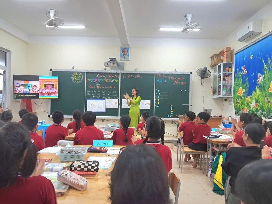 Tiết học ứng dụng công nghệ AI đầy sáng tạo do cô Hà đứng lớp. (Ảnh: NVCC)