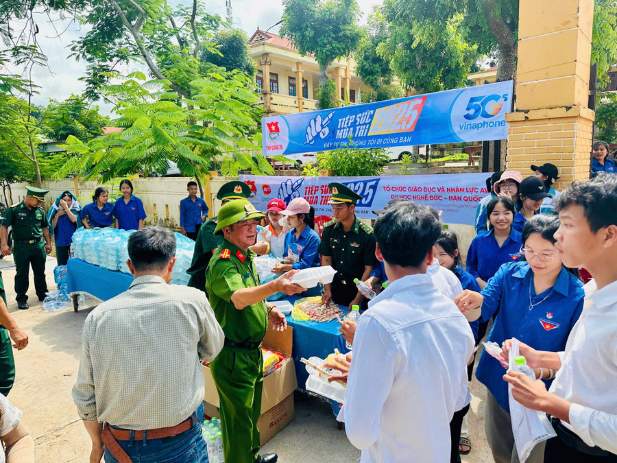 Đoàn Thanh niên hỗ trợ thí sinh tại điểm thi. 064c61b54268f536ac79.jpg