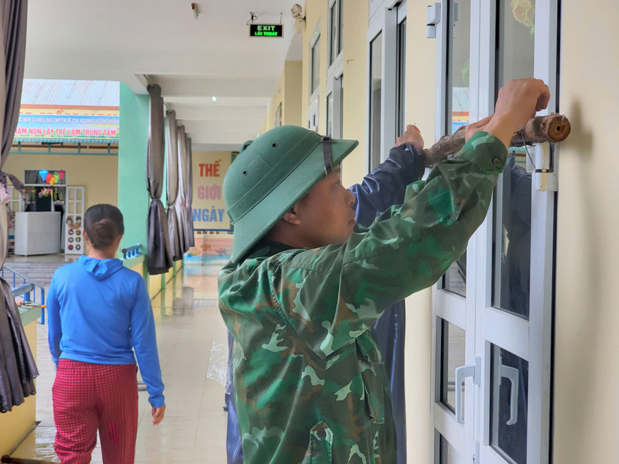 Bộ đội hỗ trợ gia cố công trình trường học.