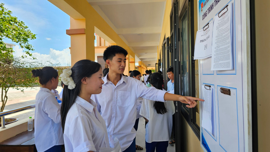 Thí sinh kiểm tra thông tin trước khi vào phòng thi. 1000013490.jpg