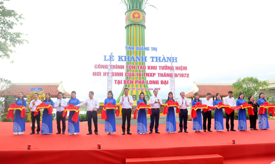 Lãnh đạo tỉnh cắt băng khánh thành Khu tưởng niệm thanh niên xung phong hy sinh tại Bến phà Long Đại.