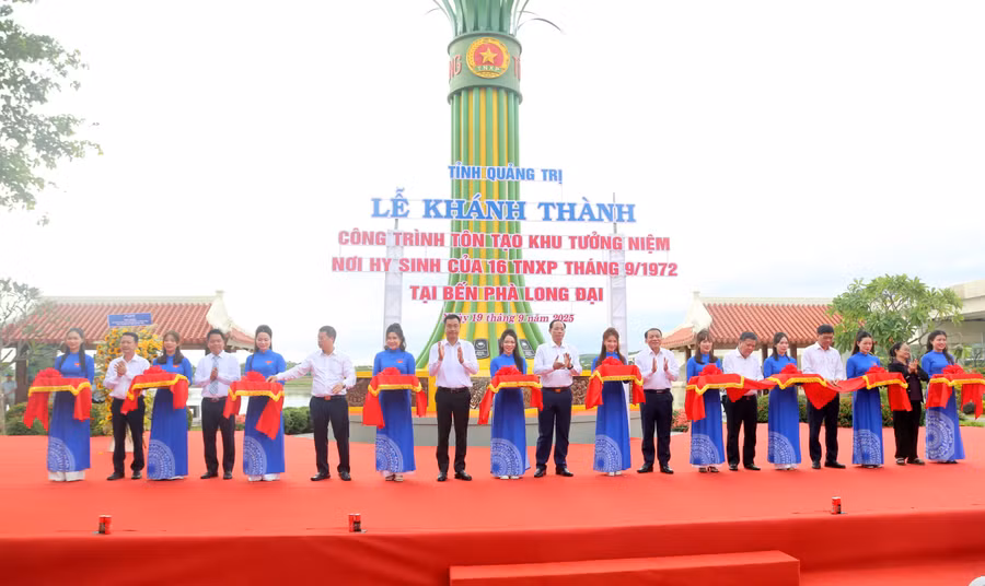 Lãnh đạo tỉnh cắt băng khánh thành Khu tưởng niệm thanh niên xung phong hy sinh tại Bến phà Long Đại.