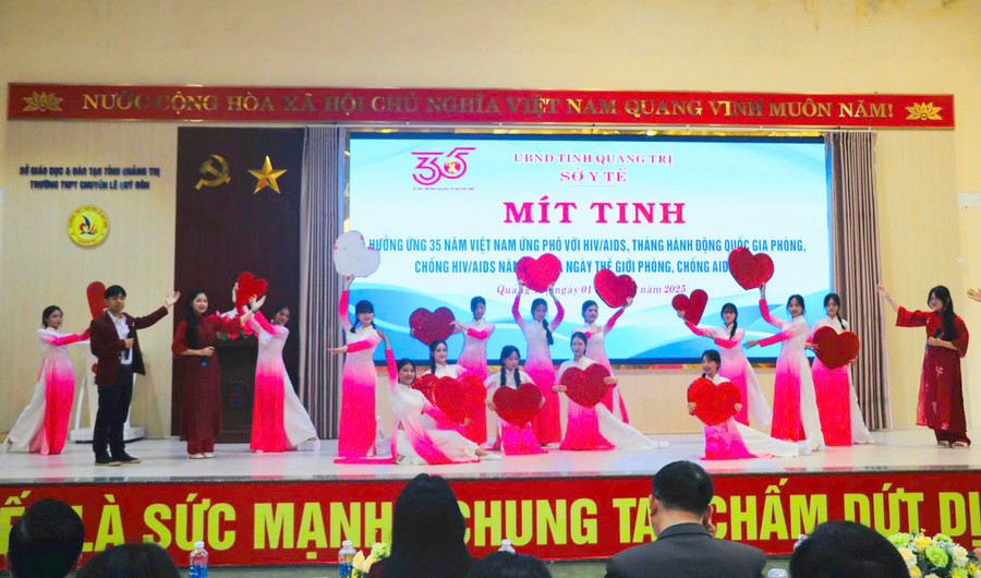 Học sinh Quảng Trị tham gia mít tinh và lan tỏa thông điệp phòng, chống HIV/AIDS.