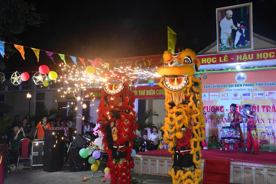 Học sinh được xem múa lân. 5a667cc7184a9214cb5b.jpg