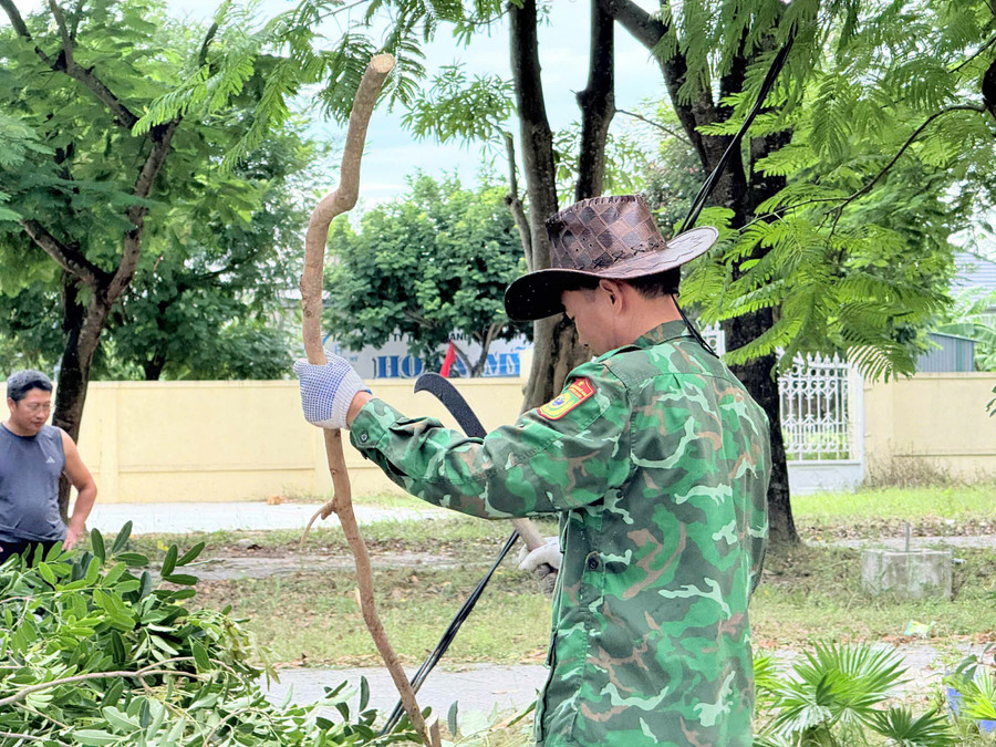 Ban giám hiệu cùng giáo viên, nhân viên chủ động rà soát hệ thống cơ sở vật chất, gia cố mái tôn, cửa lớp. Những hàng cây trong sân trường cũng được cắt tỉa gọn gàng, tránh nguy cơ gãy đổ. Đặc biệt, nhà trường còn phối hợp với phụ huynh tuyên truyền cho học sinh ý thức phòng tránh, đảm bảo an toàn trong thời gian nghỉ học. z6940151875485-e3421d765ae793d90ee8e73cd814e3dd.jpg