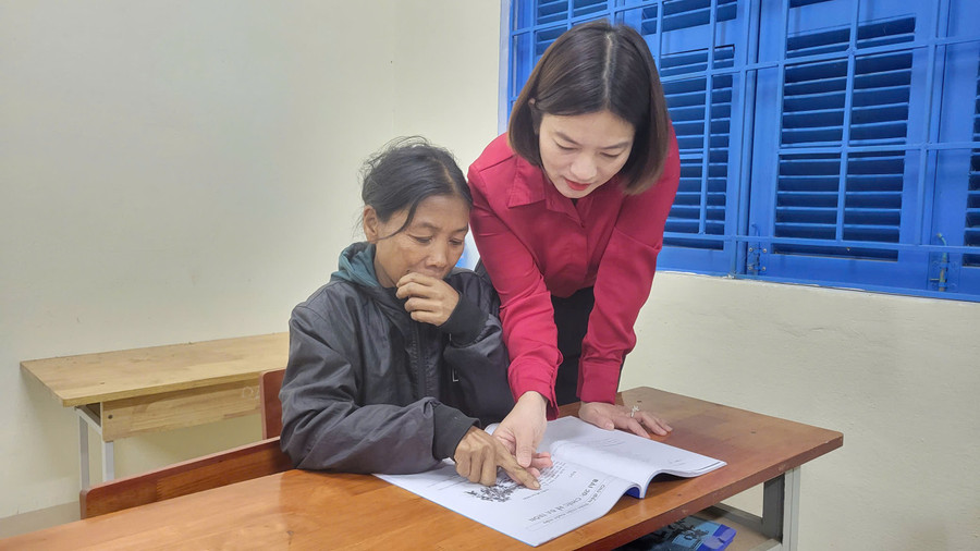 Cô Đinh Thị Chinh kiên trì dạy các học viên người Rục tập đọc.