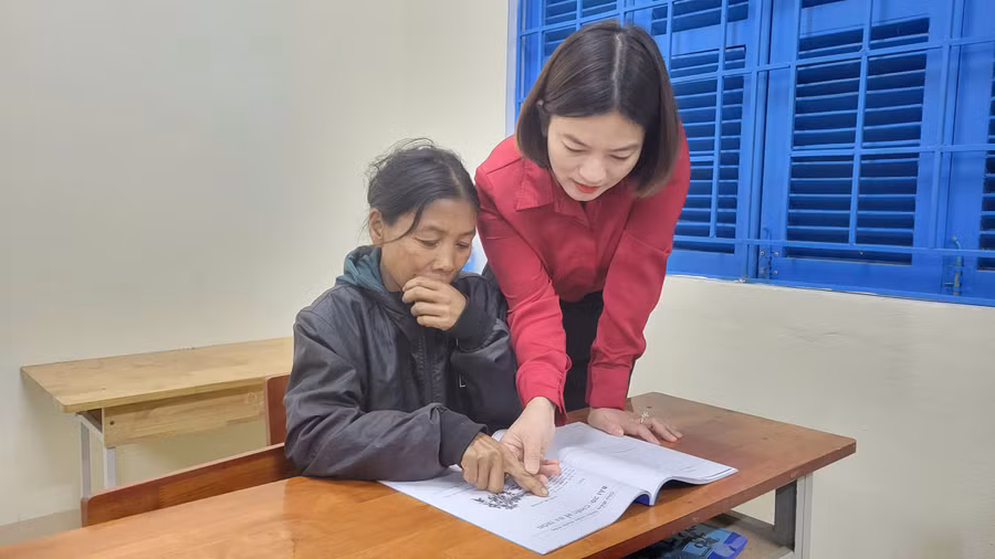 Cô Đinh Thị Chinh kiên trì dạy các học viên người Rục tập đọc.