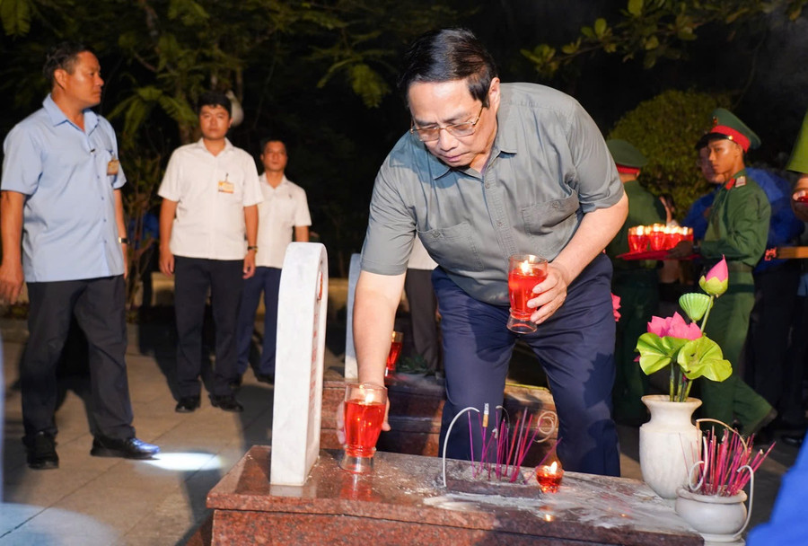 Thủ tướng Phạm Minh Chính thắp nến trên phần mộ liệt sĩ. thu-tuong-2.jpg