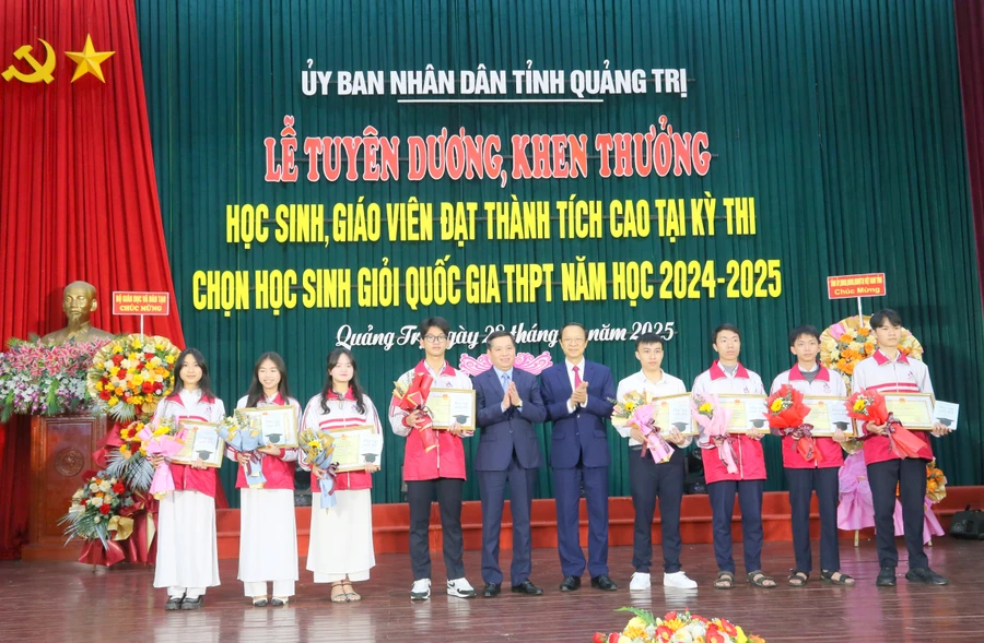 Thứ trưởng Phạm Ngọc Thưởng cùng ông Nguyễn Long Hải, Bí thư Tỉnh ủy Quảng Trị trao Bằng khen của Bộ GD&ĐT cho các học sinh.