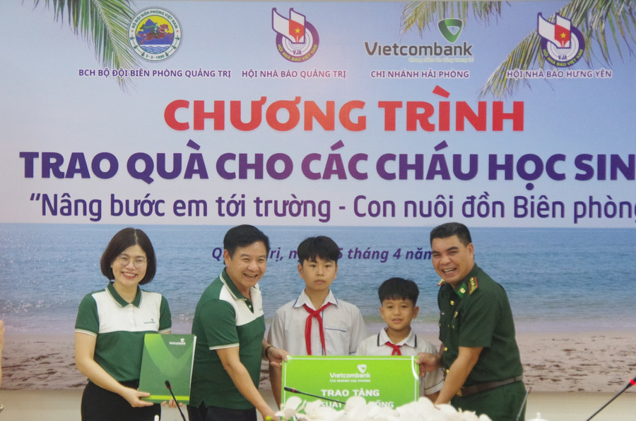 Biên phòng Quảng Trị kết nối trao 87 suất học bổng đến học sinh khó khăn
