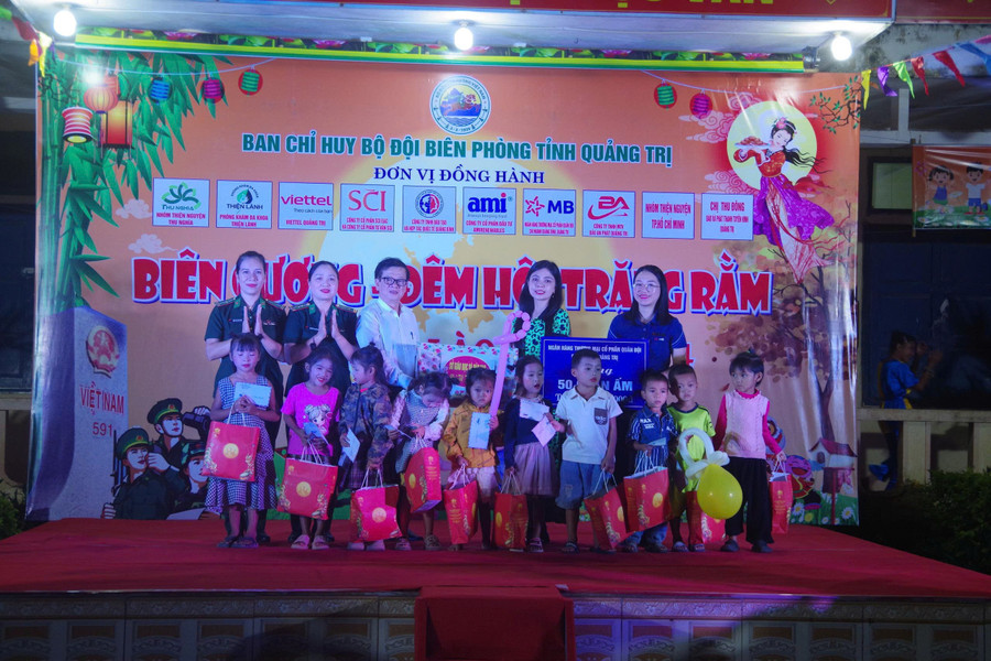 Ông Phan Hữu Huyện - Phó Giám đốc Sở GD&ĐT Quảng Trị tặng quà đến giáo viên, học sinh Trường mầm non. dad1c485a0082a567319.jpg