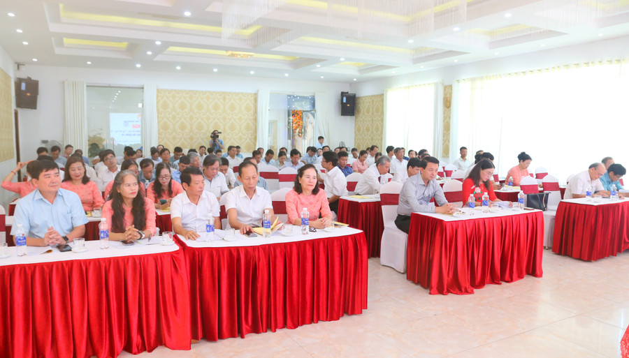 Lãnh đạo các sở, ngành và đại biểu cán bộ Hội Khuyến học các huyện, thị xã tham gia hội nghị. 8.jpg
